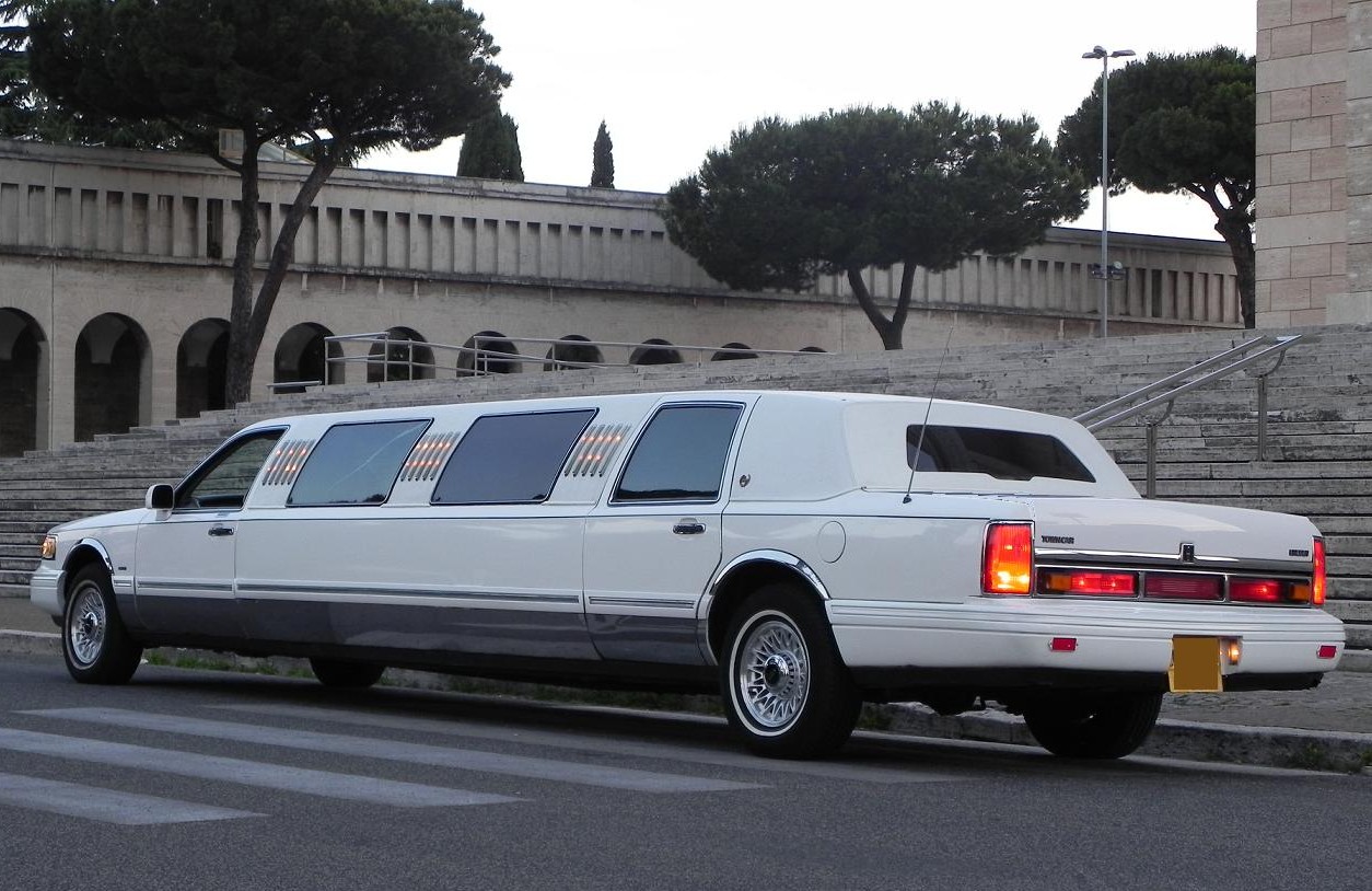 lincoln-classic-limousine-e1322740475806